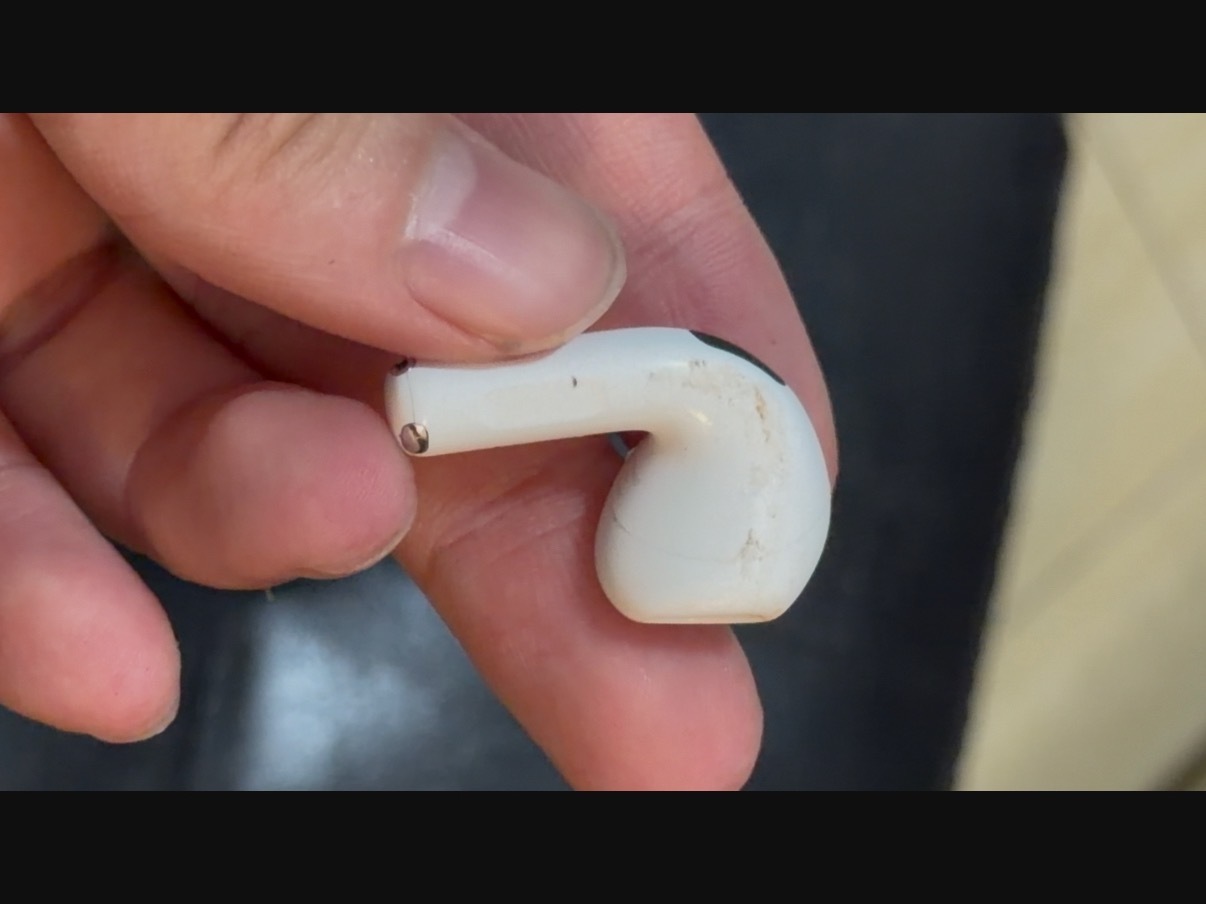 我的AirPods4被压成这样还能听，而且音质没什么影响[允悲]还得是made 