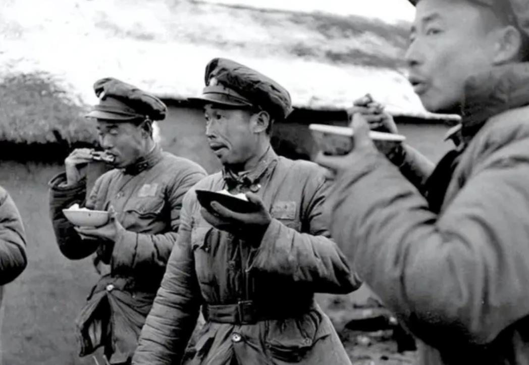 1949年，高邮解放。十几名地下党被拖出去枪毙，组织认定他们已牺牲，谁知，几天后