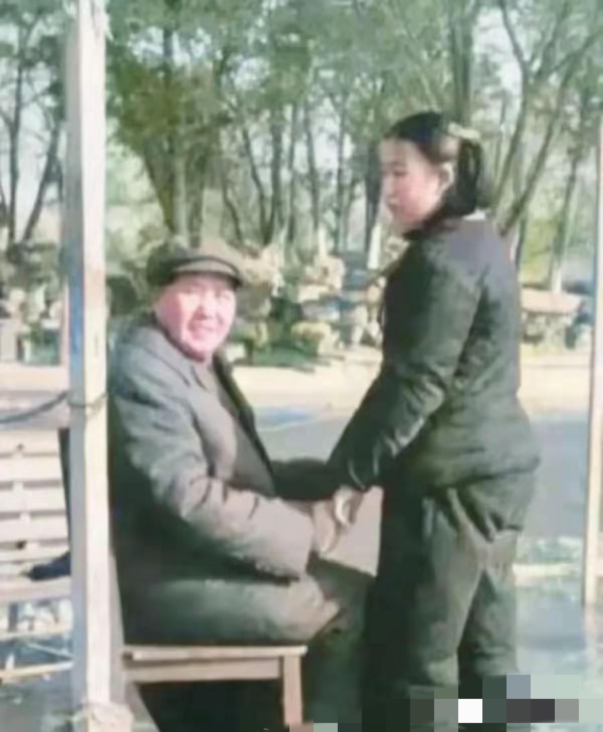 伟人的温柔：把家国扛在肩，把女儿揣在心！
谁能想到运筹帷幄的伟大主席，也有这般柔