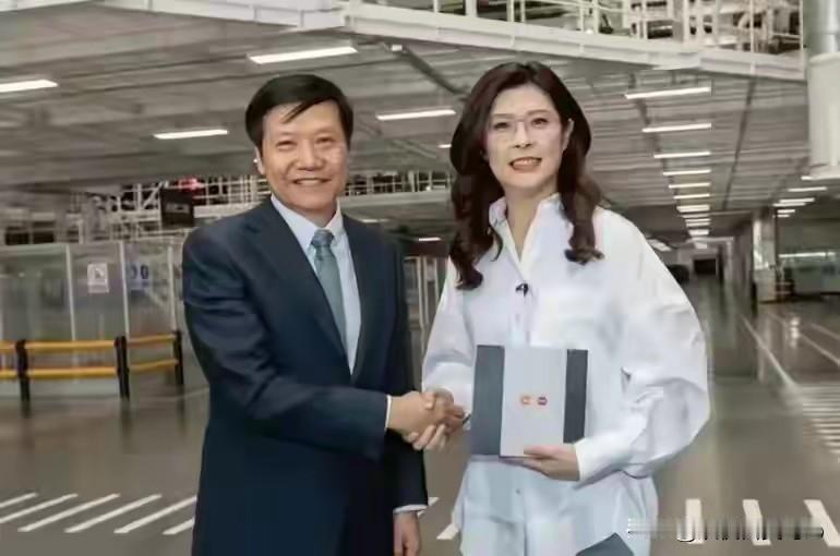 业绩牛，为人也牛，
这么受高层赏识
不知雷军是怎么做到的！
台岛郑丽文给小米站台