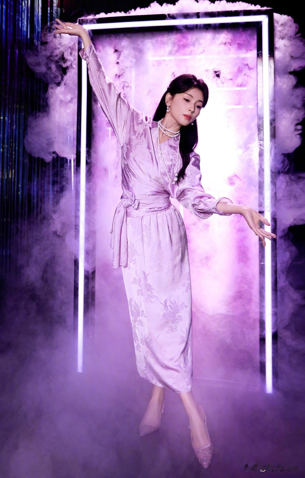 紫色好有韵味，仙气飘飘！刘涛的紫色系穿搭太好看啦！