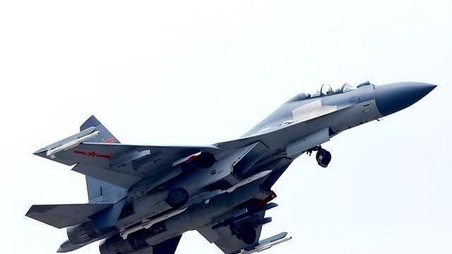 最近，歼16多用途战斗机“野兽模式”公开亮相，满挂10枚空空导弹，这一配置可谓是