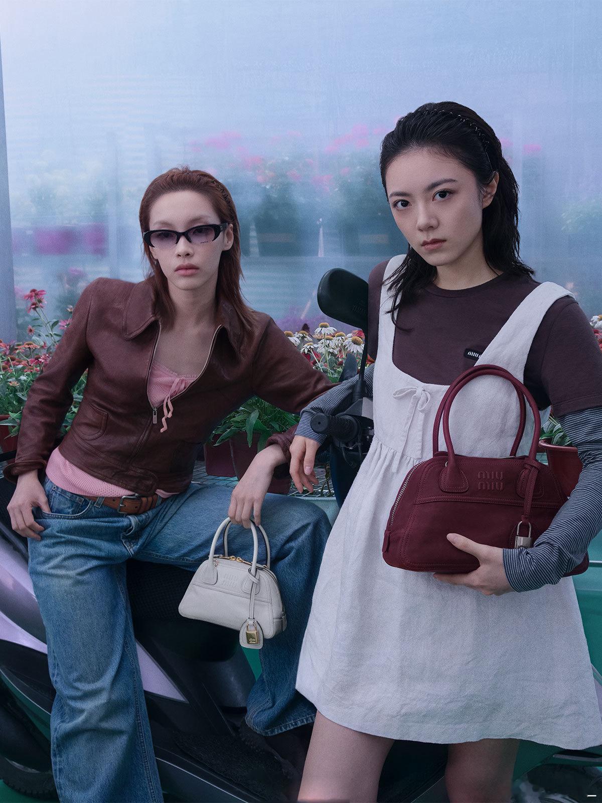 赵今麦刘柏辛  置身于斑斓花海，演绎 Miu Miu 七夕大片，灵感源自互赠鲜花