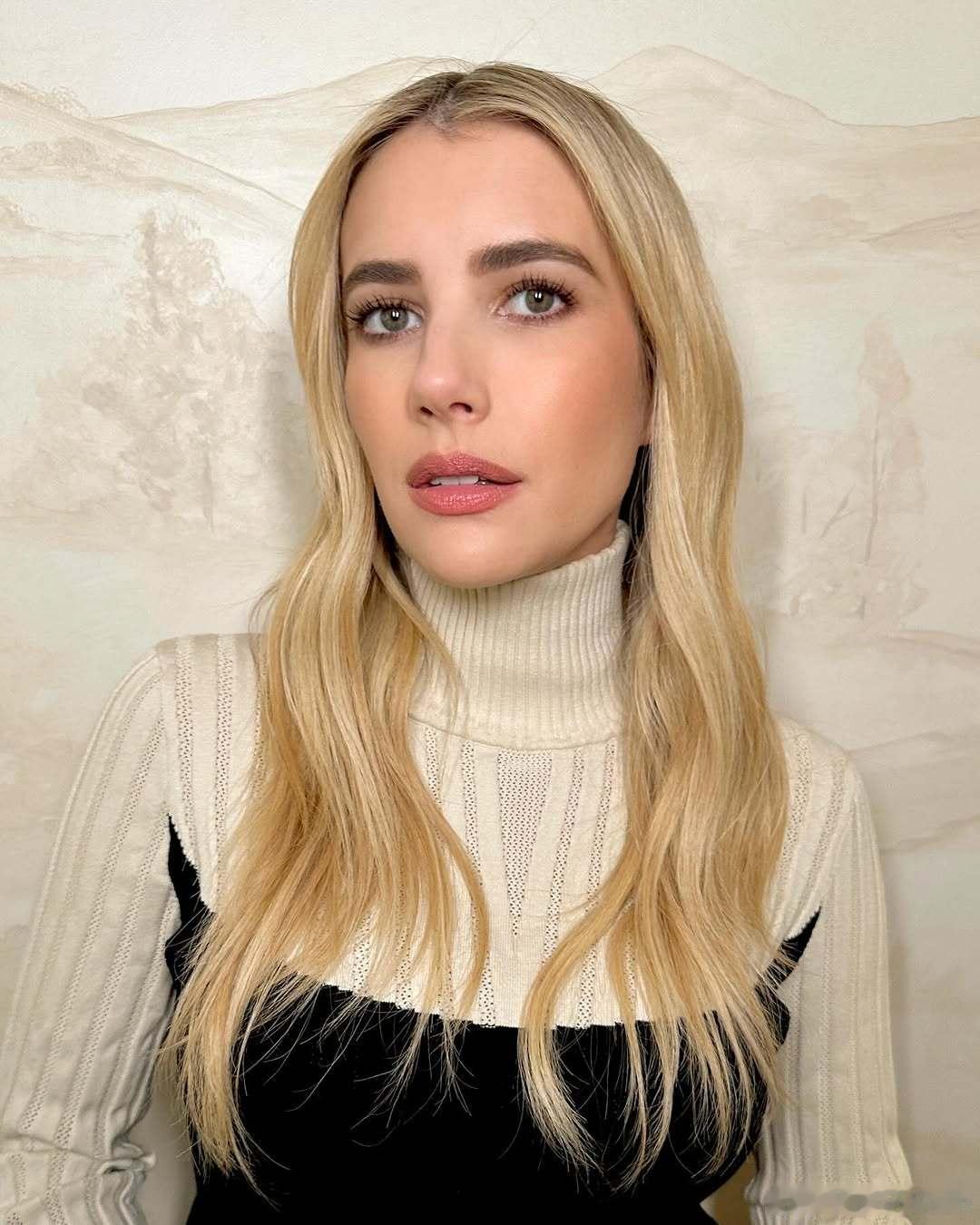 emma roberts 艾玛罗伯茨今日份两个造型，从温柔甜美的高领毛衣搭小吊带