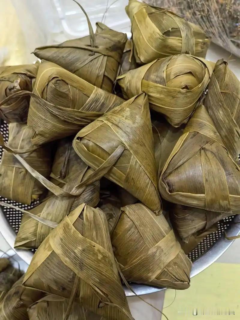 我认为甜粽子你更喜欢吃甜粽子还是咸粽子？
我肯定偏爱甜粽子，作为地道北方人，从小