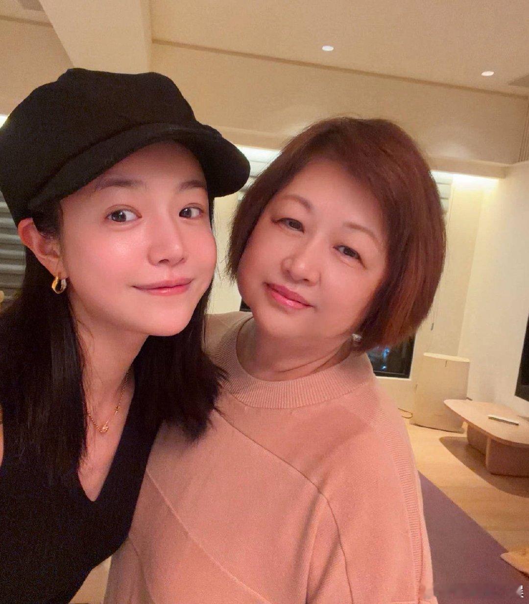 陈妍希发文为妈妈庆生陈妍希祝妈妈生日快乐 陈妍希发文为妈妈庆生，，这组老照片太有