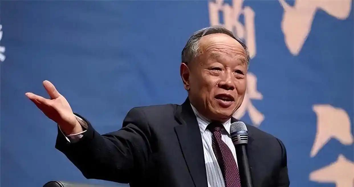 1990年，时任驻美大使李肇星在美国大学演讲时，被一老太太质问：“你们为什么要侵