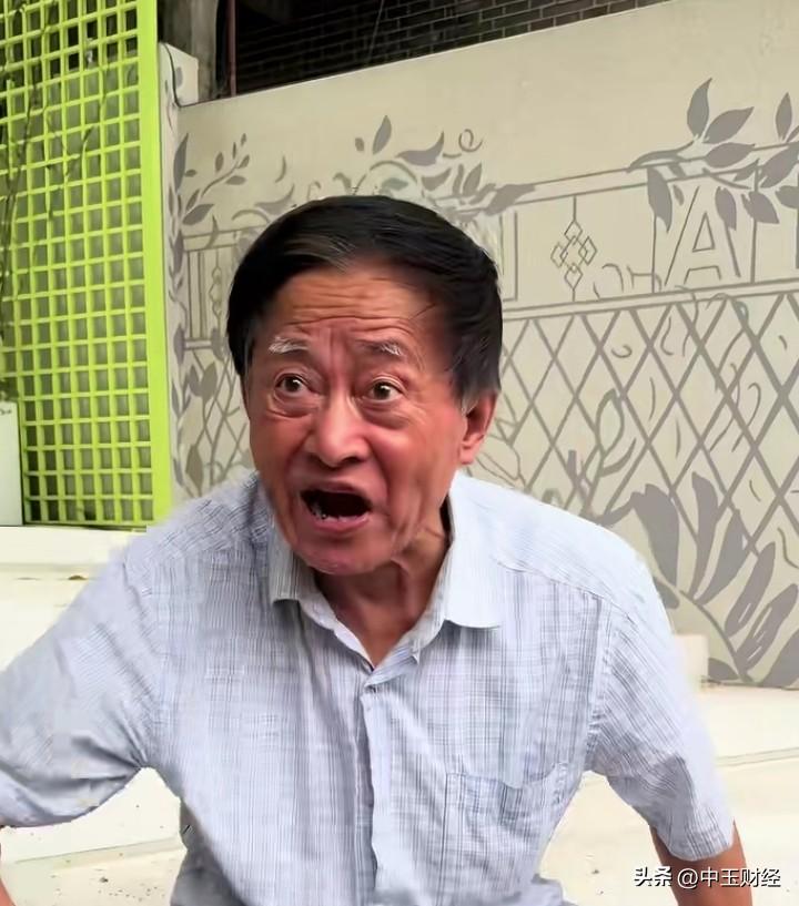 当一位长者指出建工爷叔这种盲目投资的行为既害了家庭，又害了自己时，他瞬间跳了起来