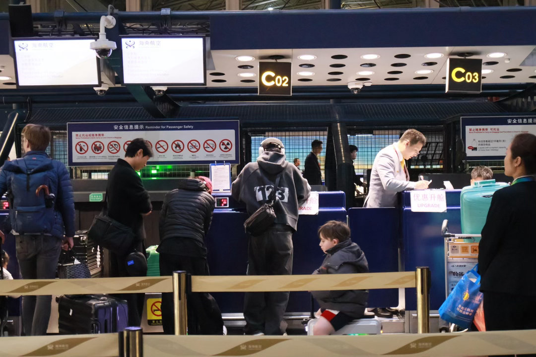 董思成出发柏林机场路透 简单的黑白配，被他穿出高级感。启程柏林投入《太阳雨》拍摄