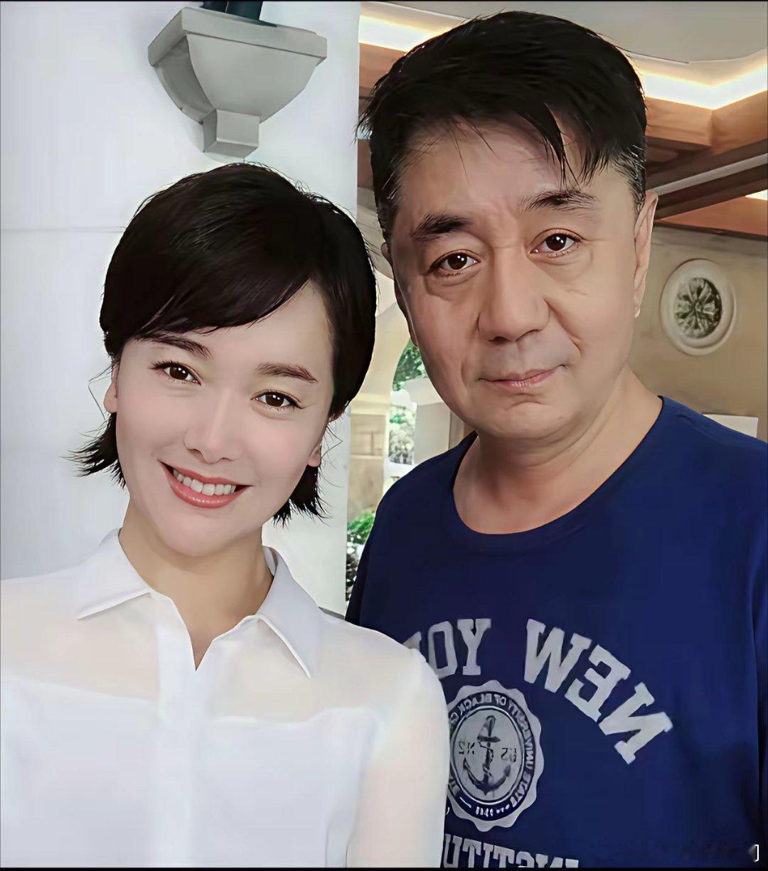 49岁的左小青和现任富商老公的合影，希望这是左小青最后一任老公！ 