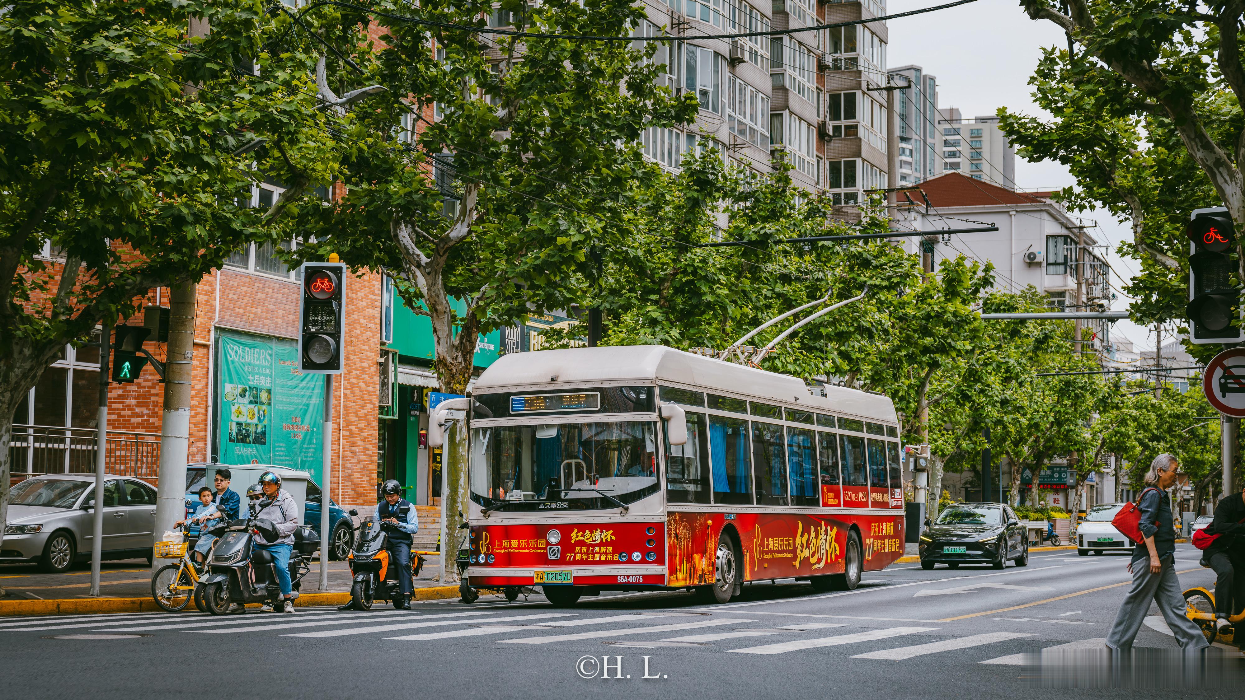上海爱乐乐团“红色情怀”音乐会广告现身无轨电车20路、23路。 