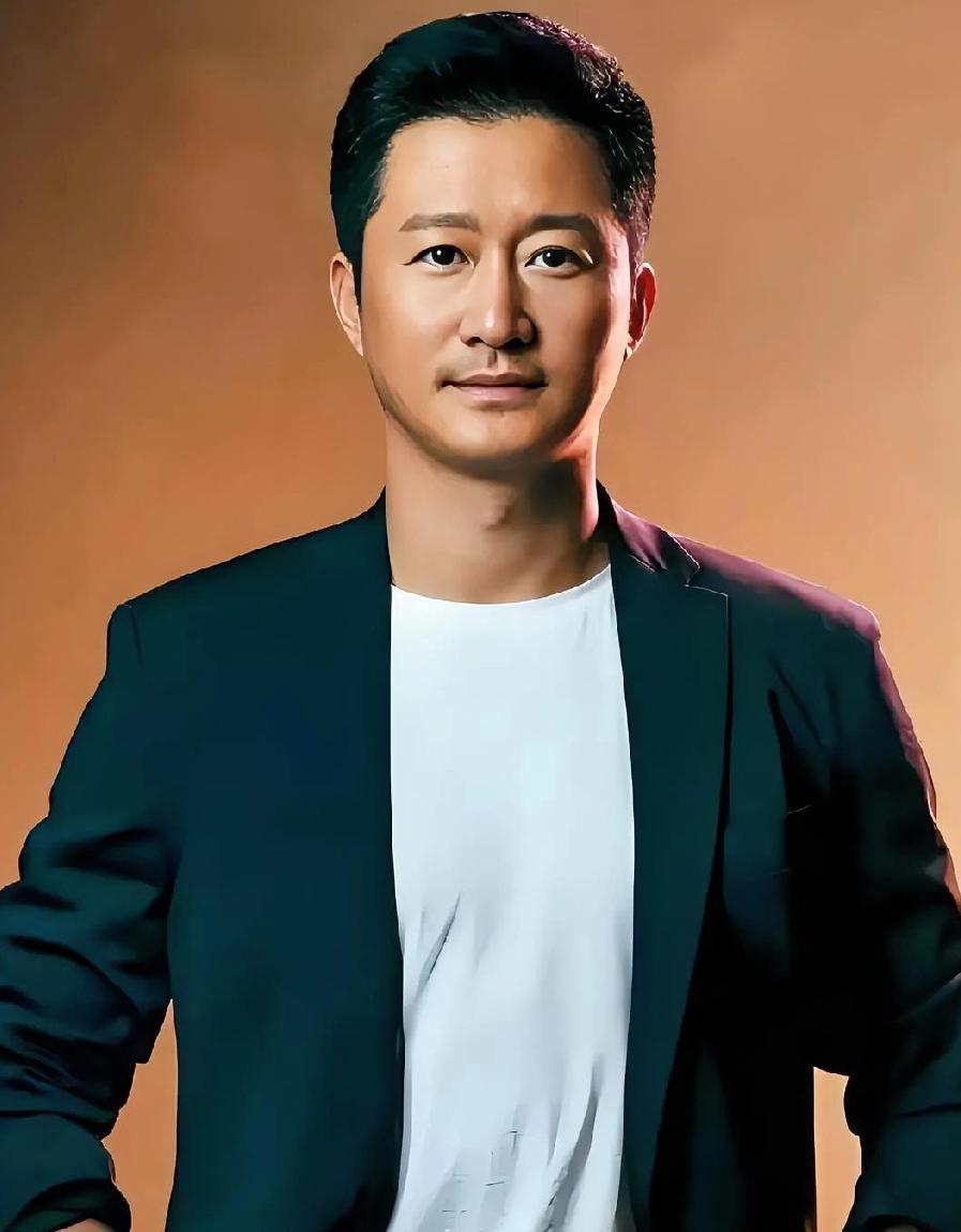 吴京接过国际武联大旗，镜头里他双手抱拳，一句“武术不是打擂台，是打心里那口气”，