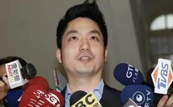 台北市市长、蒋介石的曾孙蒋万安直接把话撂下了！他当着媒体的面斩钉截铁地表示，自己