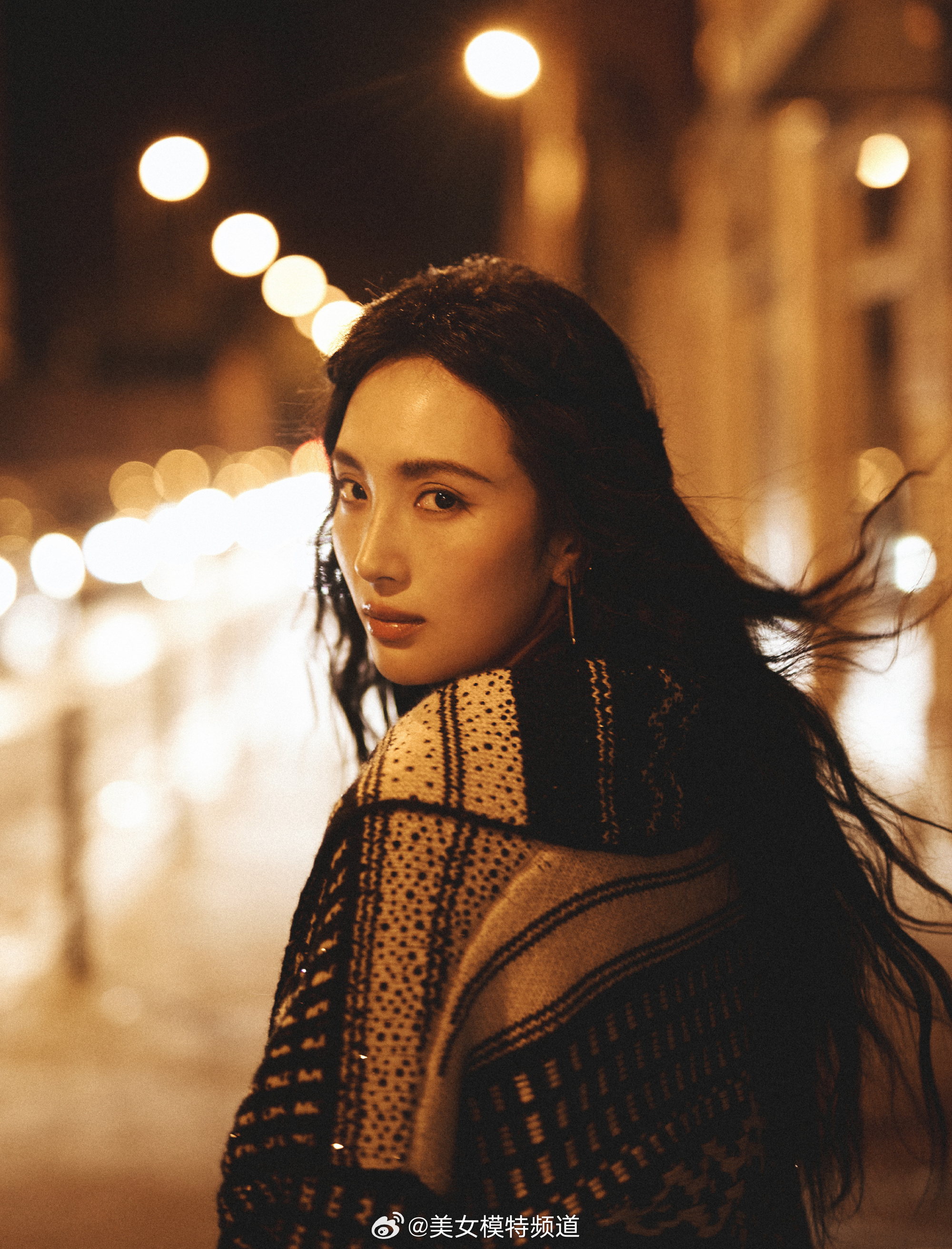 王紫璇巴黎街头氛围感街写真 