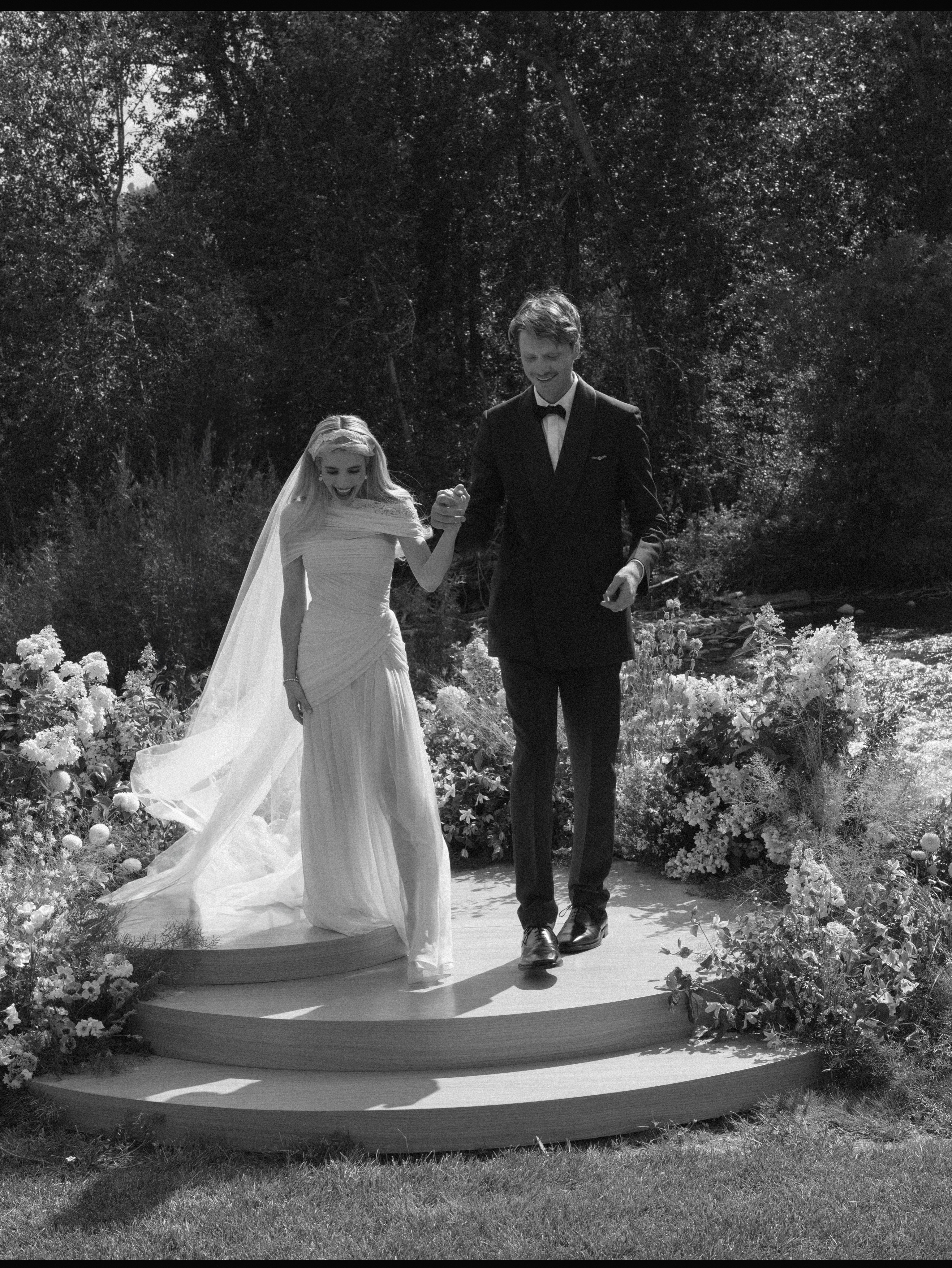 艾玛·罗伯茨与科迪·约翰婚纱照释出💍上月二人在美国爱达荷州举办私密婚礼，姑姑朱