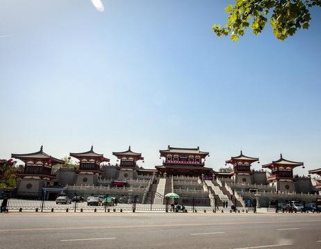 【青龙寺】又名石佛寺，中国佛教密宗祖庭之一，寺庙位于西安市城东南的乐游原上，建筑