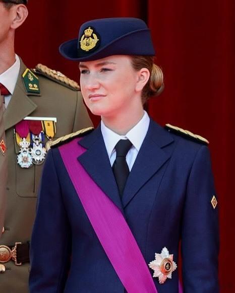 比利时王室 🇧🇪7月21日，伊丽莎白女王储出席国庆节阅兵仪式。世界各国王室