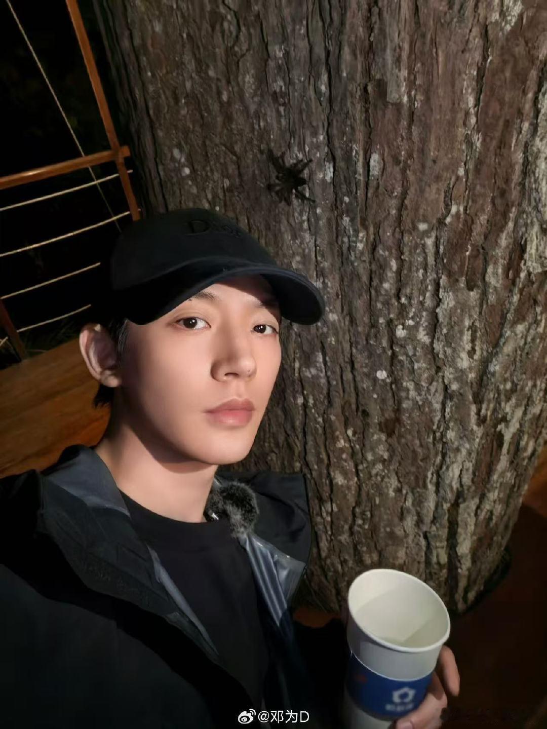 邓为花少和鳄鱼贴贴花儿与少年 邓为花少名场面炸裂！徒手抱鳄鱼还脸贴脸，温柔喊“好