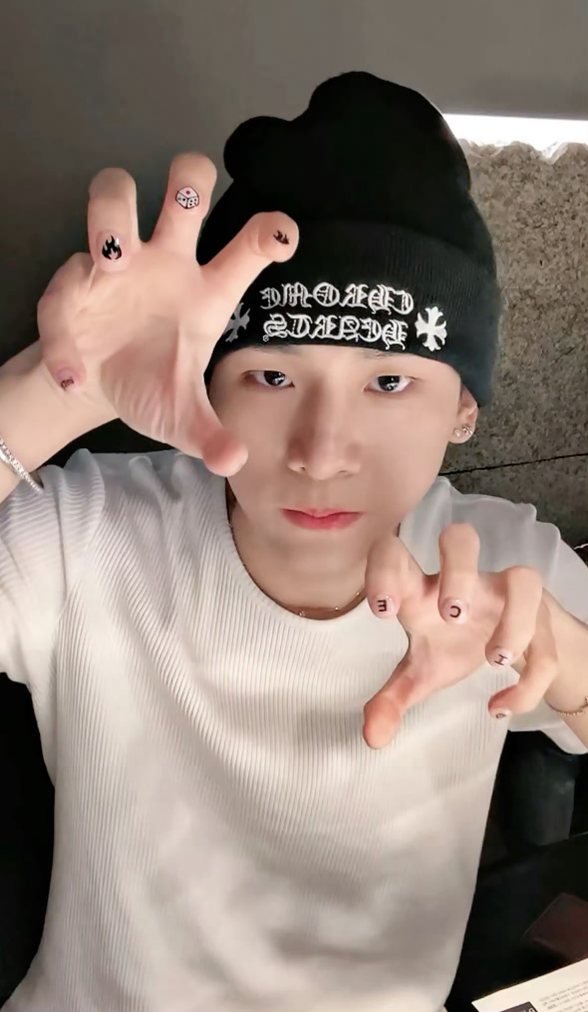 姚琛元宵节吃播 此次直播延续了他一贯的高亲和力，粉丝的提问逐一回应，工作的计划坦