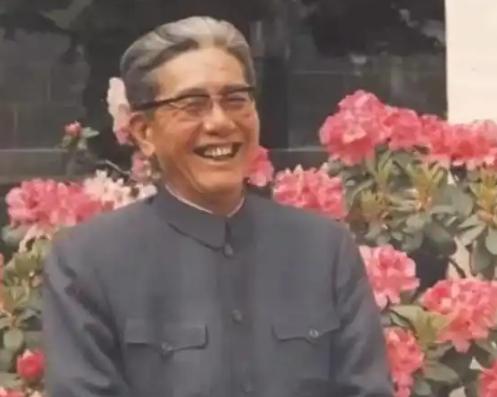 建国初乔冠华对李克农不尊敬，周恩来发脾气：真不知道几斤几两！刚建国不久，乔冠华就