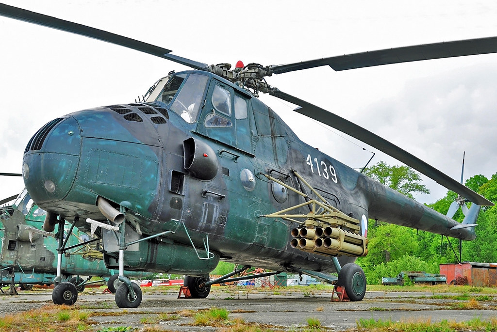 烽火问鼎计划 每天认识一件兵器 有没有哪位专家认识这架捷克空军的米-4挂架上挂载