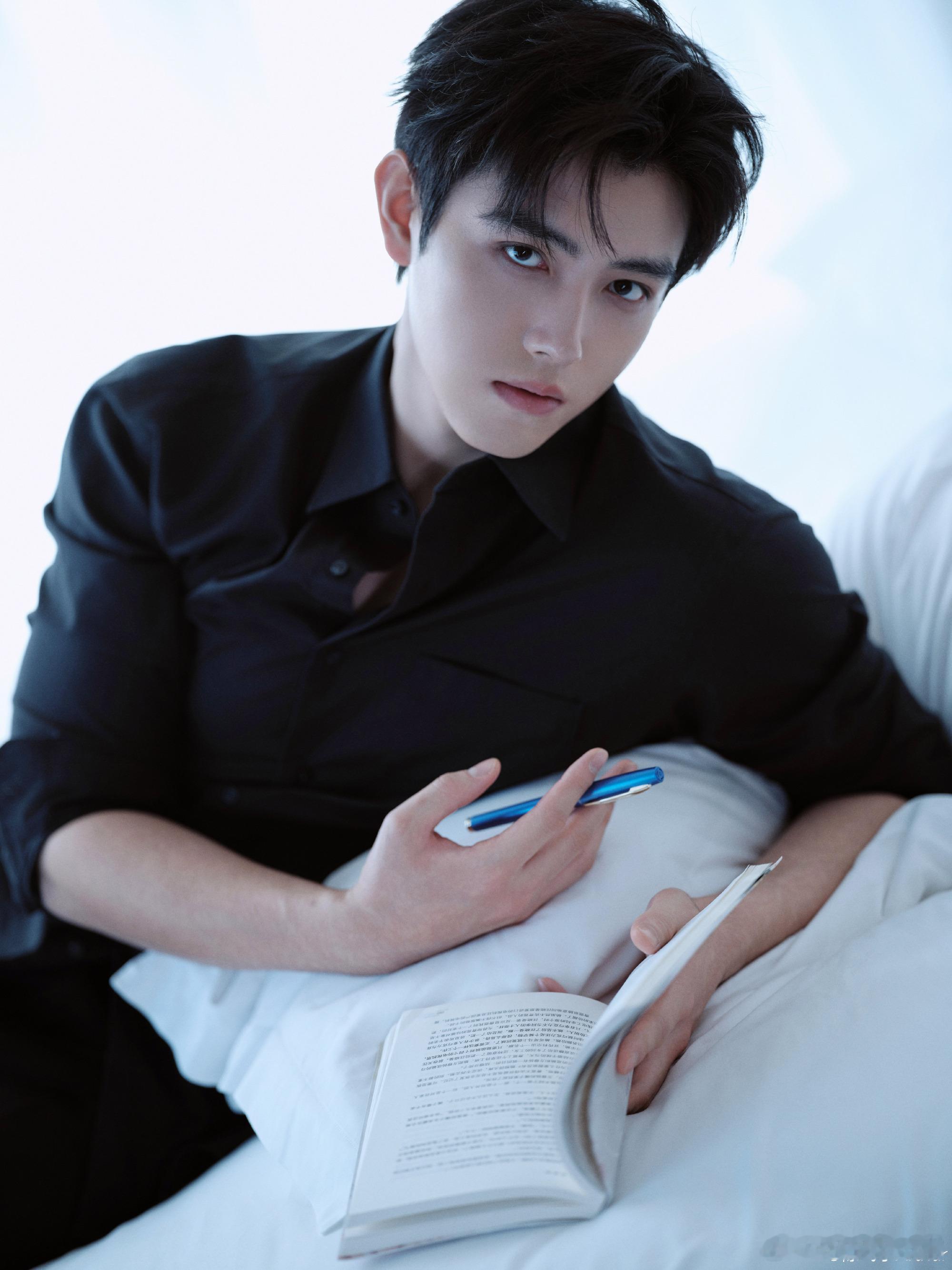 陈飞宇top级绝瑟谁被陈飞宇的颜值狠狠拿捏了，生图即画报的水准，自带的少年气和清