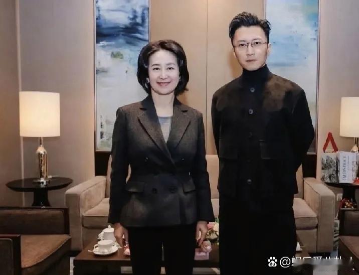 46岁谢霆锋与63岁何超琼同框，两人气质都太绝了！ 