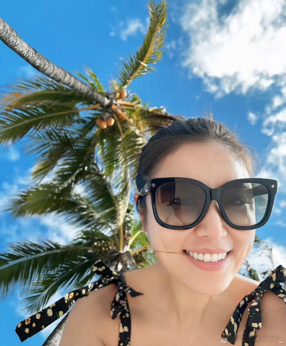 #林心如穿泳装##林心如[超话]#我的关注点有点奇怪，她的牙长的真好看啊[允悲]