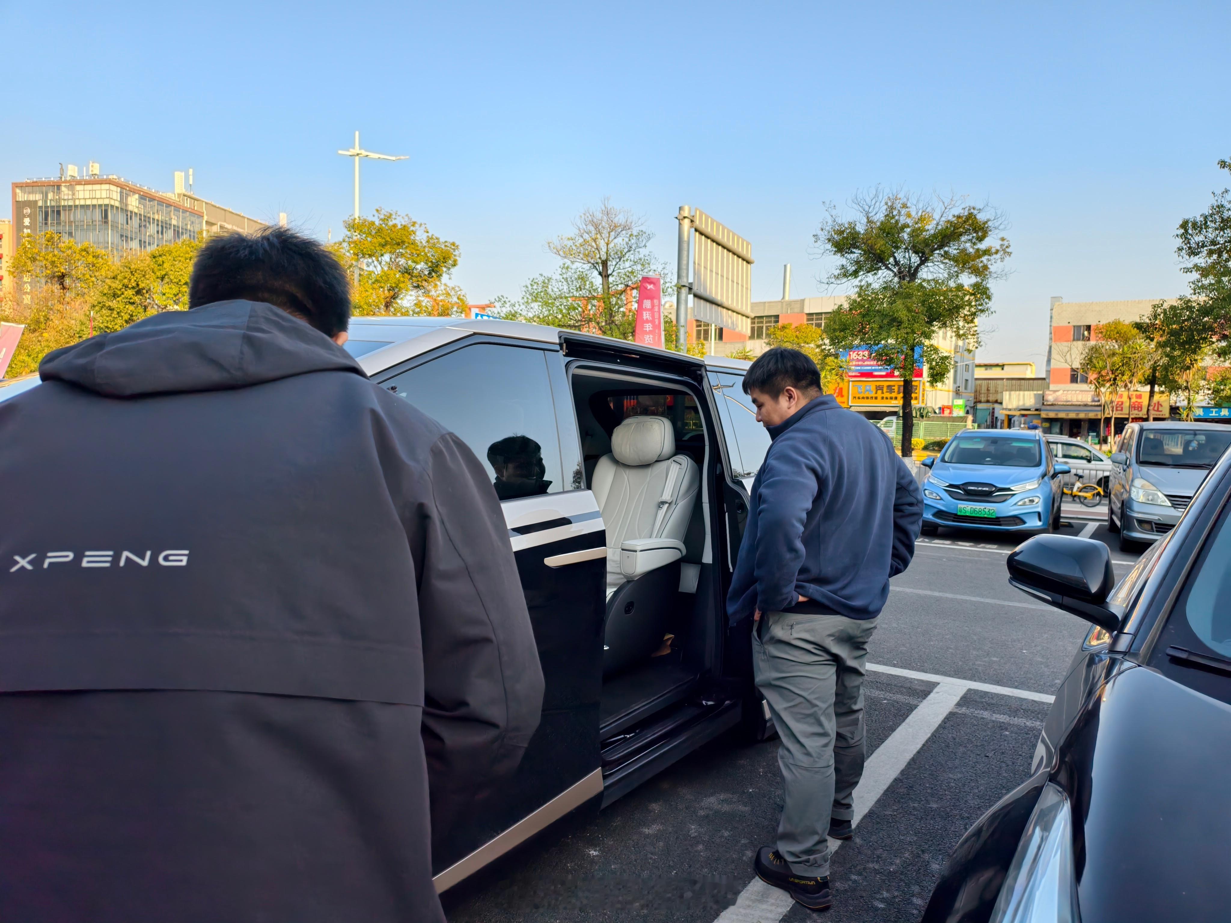 昨天我真的去找我同学让他看 X9 浅色内饰的使用情况家里一台 Model 3，是