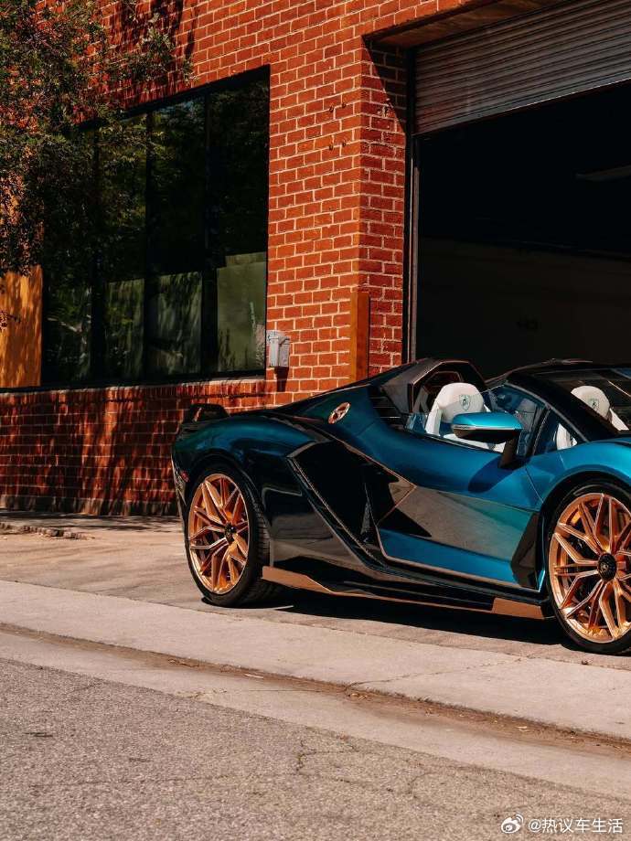 复古红砖厂房内，蓝黑渐变 Sián Roadster 剪刀门完全展开，鎏金轮毂搭