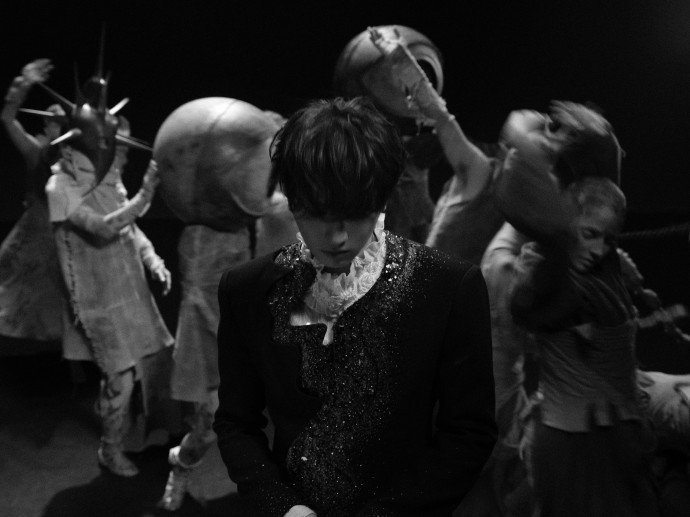 严浩翔阴湿感男模 严浩翔红领黑西装顺毛造型 严浩翔阴湿感男模，严浩翔红领黑西装顺