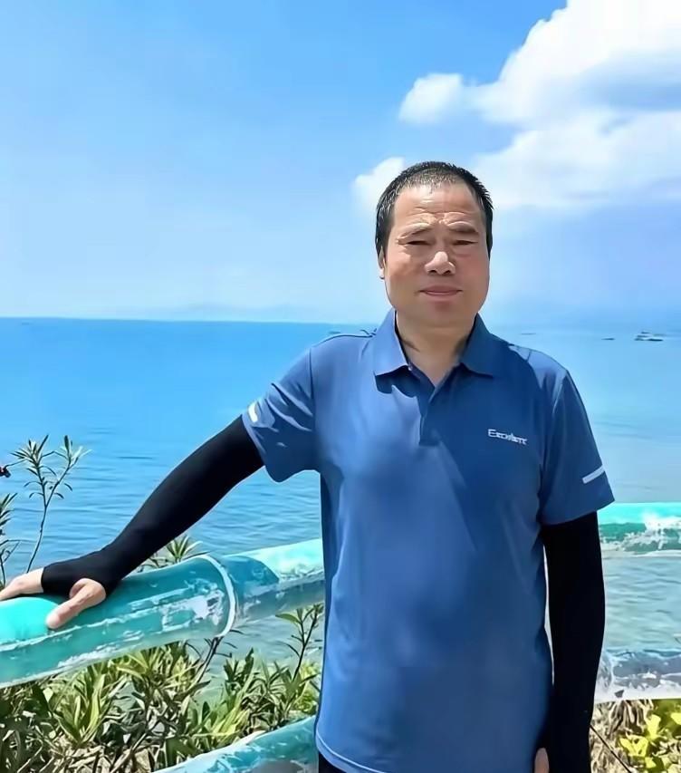 乌鲁木齐一名绿化工人在62人的工作群里留下遗言。他写下自己的遭遇，指向直属主管长