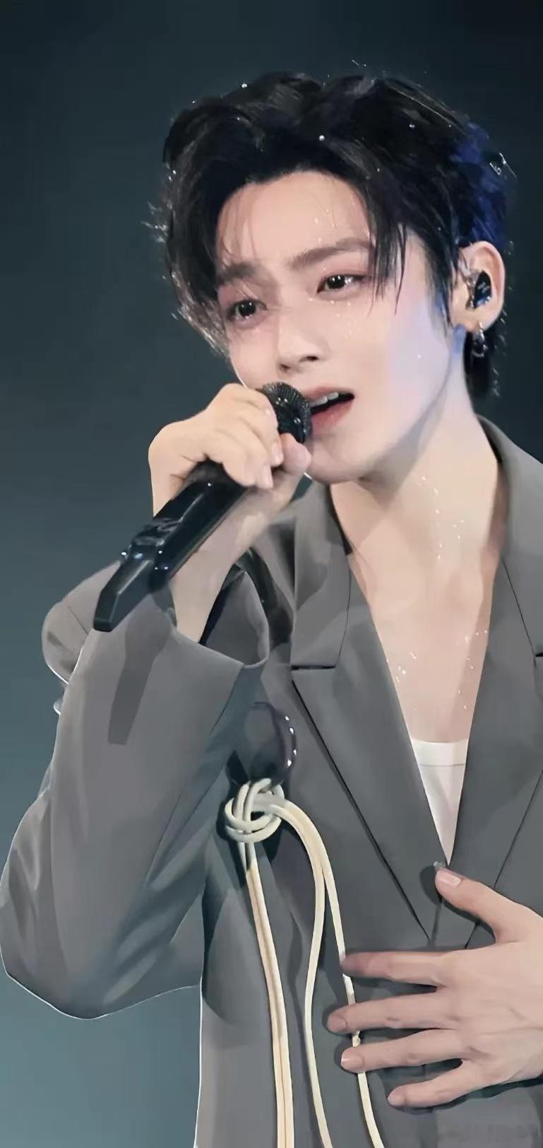 侯明昊 歌手2026 从影视圈跨到音乐竞技舞台，勇气和实力都在线，相信他能在歌手