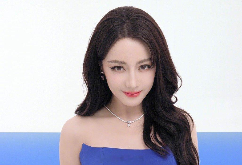 迪丽热巴品牌宠儿 精彩大片惊喜释出，迪丽热巴身处画面之中，气质温柔亮眼，氛围感十