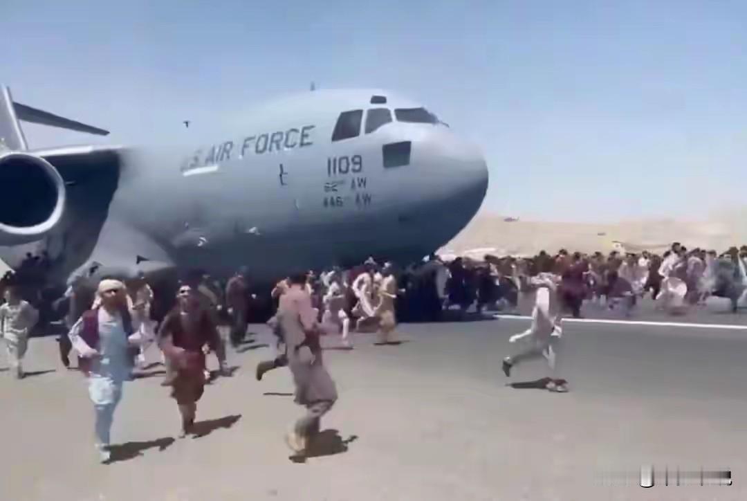 原来“白宫枪手”是美国从阿富汗带回来得
昨天白宫附近有枪手袭击了两名正在执勤的国