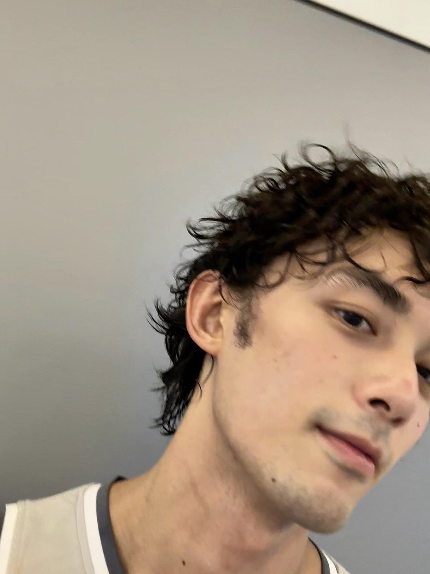 看出来对小卷发很满意