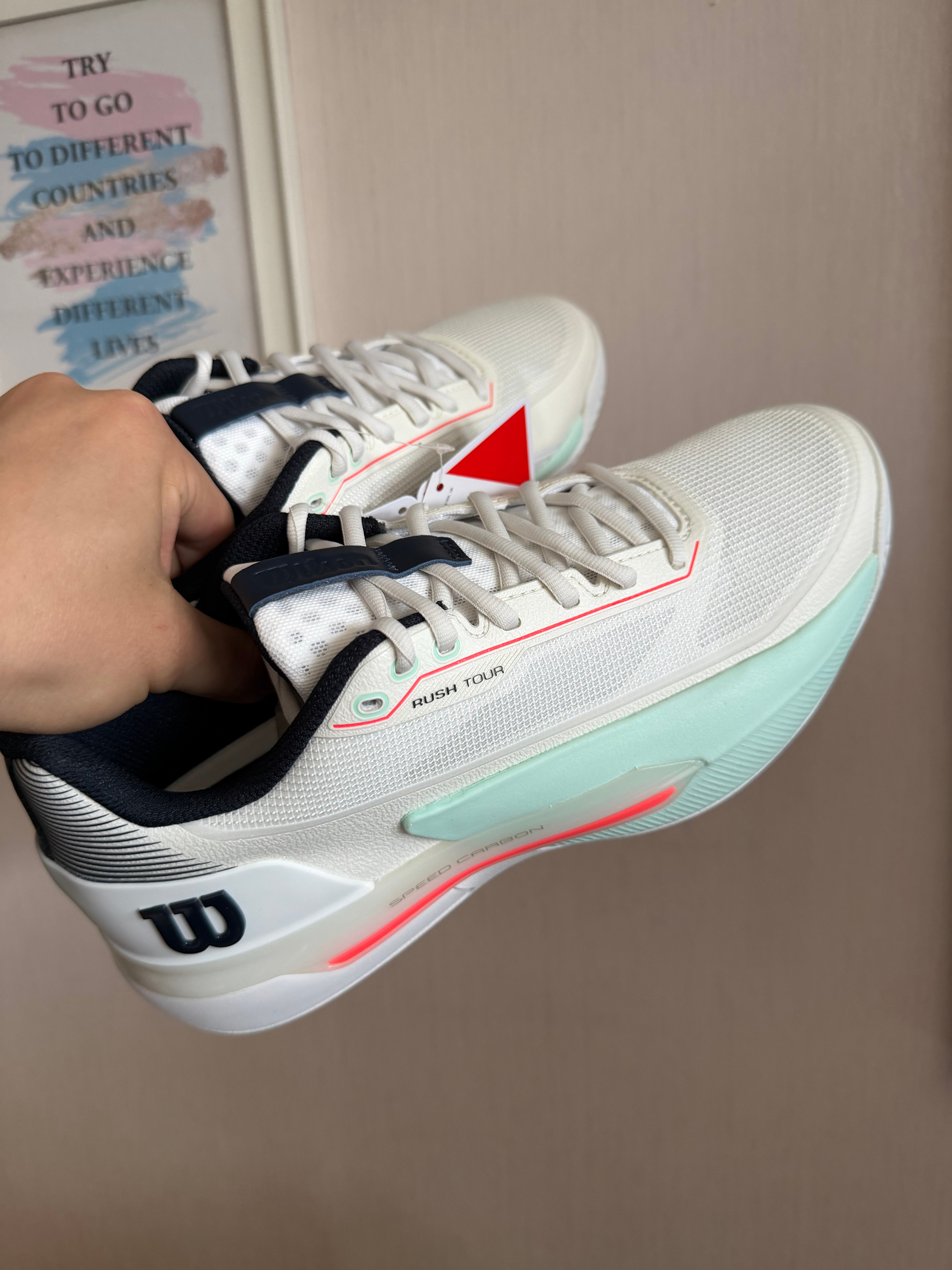 刚从上海回来远远就看到家门口的新年礼物啦🎁赶紧拆开看看👀👉🏻一双W家的网