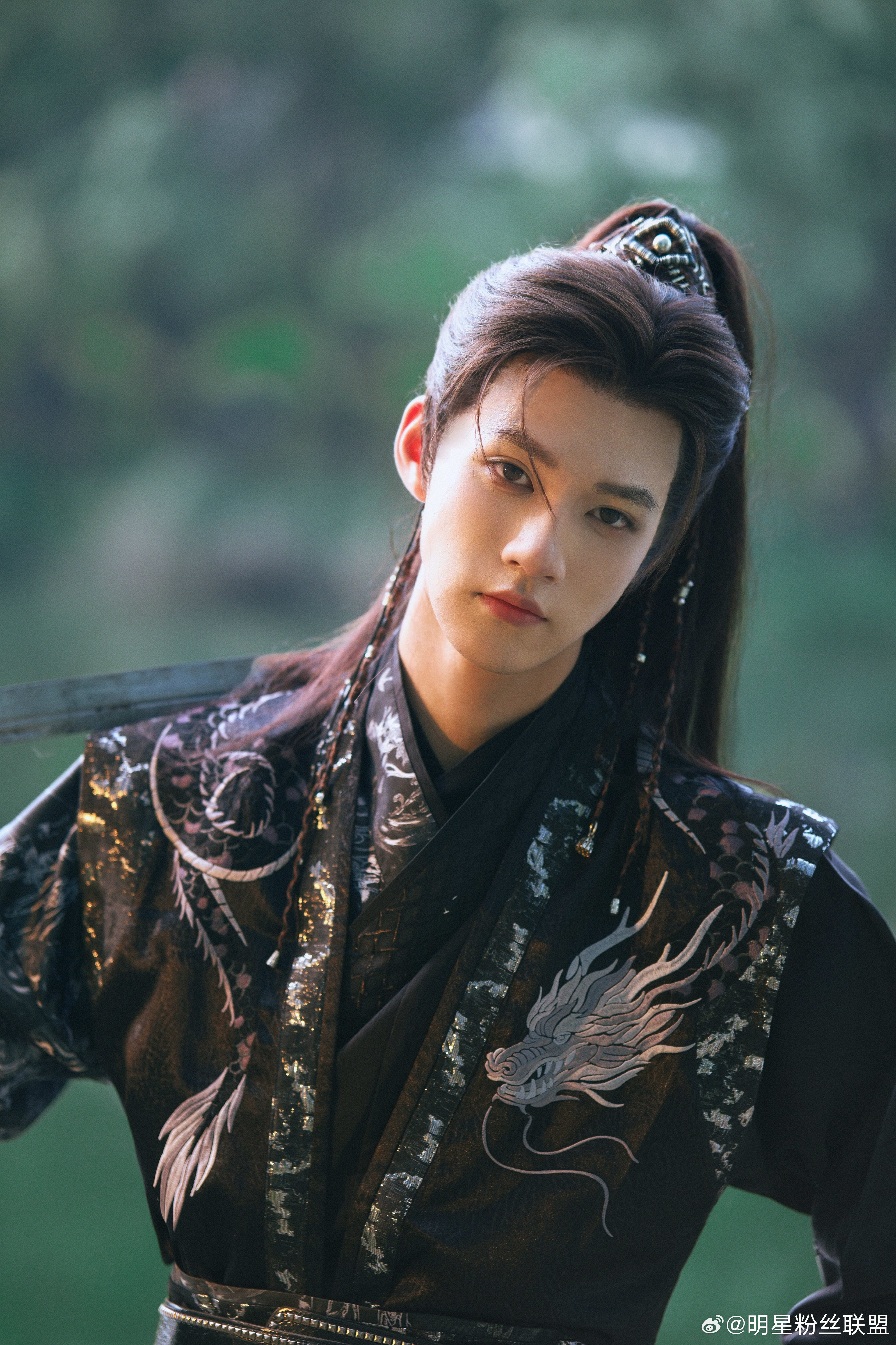 谁给徐奥俊递个古装本可算是等到当一回古人了哈哈哈，生日照新尝试很帅啊，古装本能不