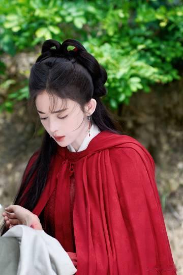 娜扎这次演的荣善宝，古装扮相透着飒气。发带束起长发，眼神坚定，完全符合高智商女强