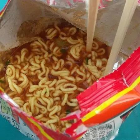 千万别用塑料容器加热食物小时候经常用方便面袋泡方便面，不知吃了n多次塑料刀片5个