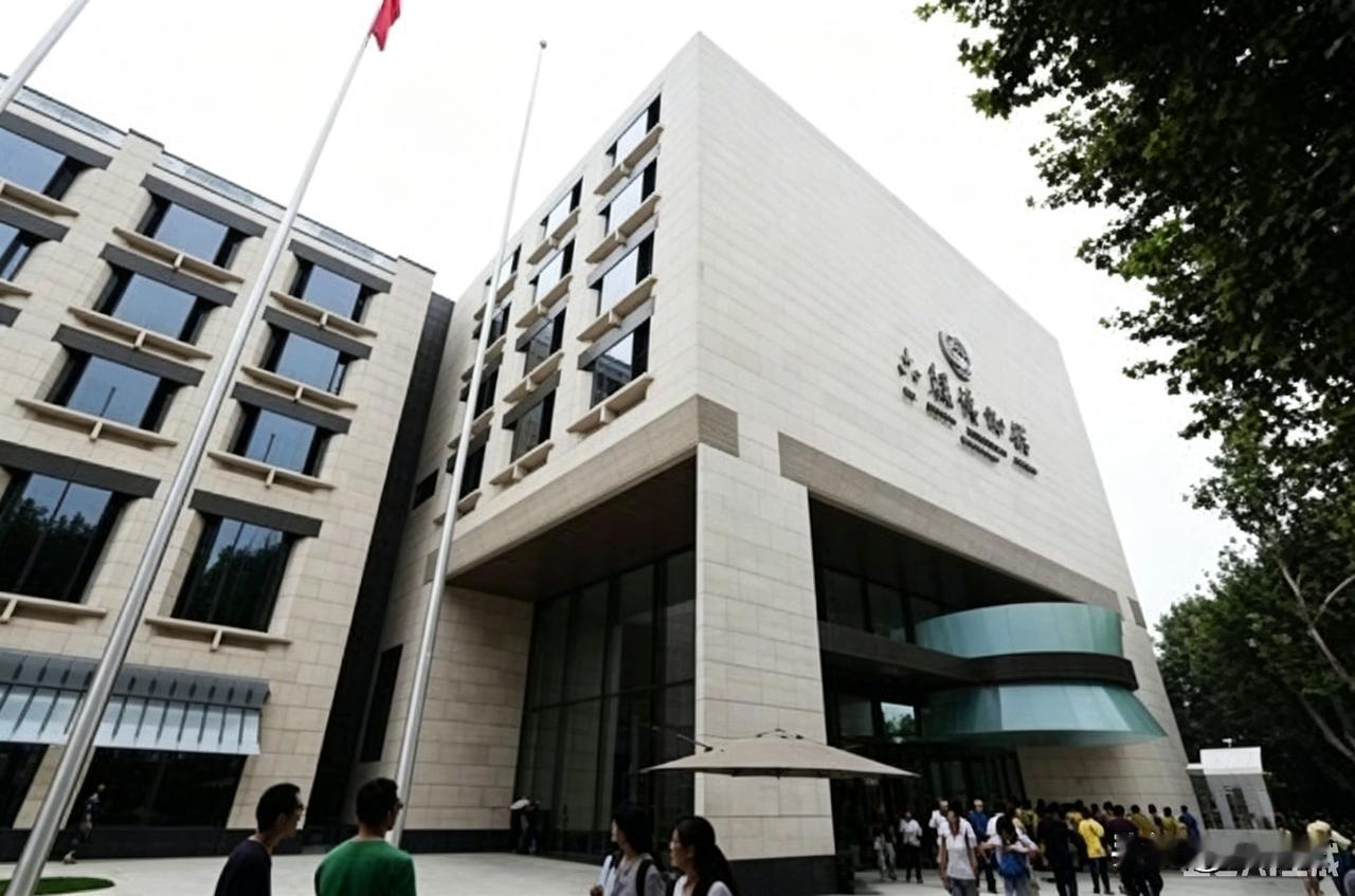 南京六朝博物馆位于玄武区长江路302号，2014年开放，是中国展示六朝文化最系统