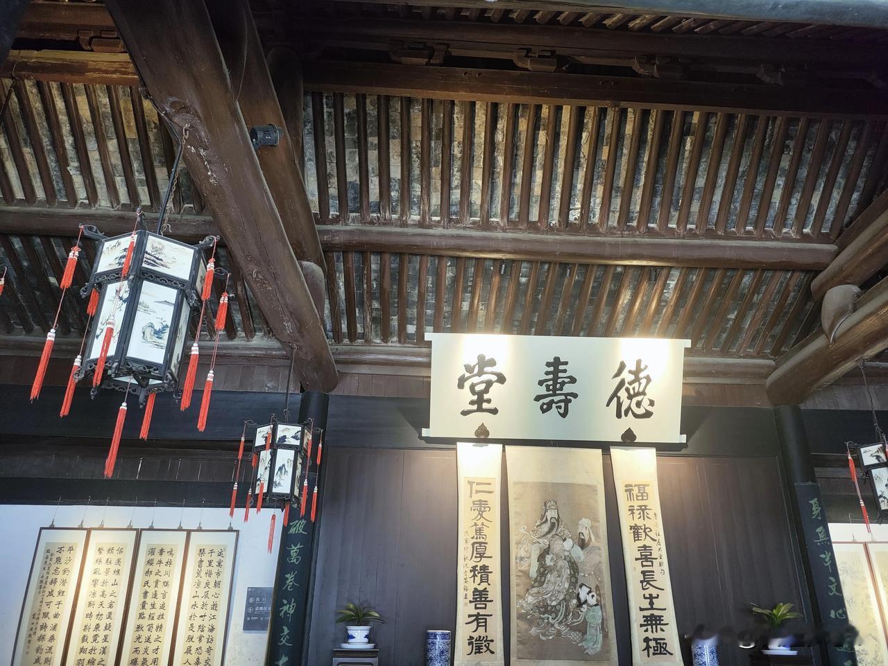 鲁迅故居，文化

氛围浓厚

很多人
慕名而来
拖家带口
一睹大文豪风采！