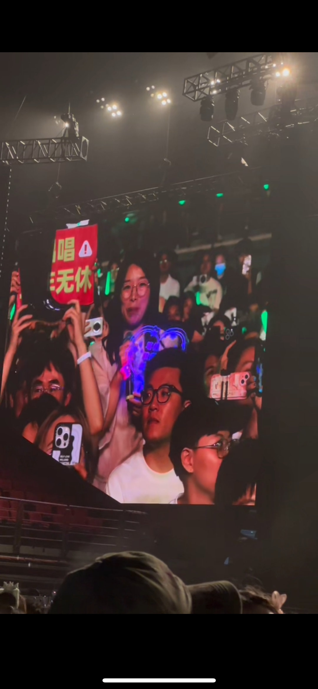 周笔畅演唱会在观众席藏雨靴 谁能想到周笔畅演唱会还能玩出这种浪漫！藏雨靴送惊喜，