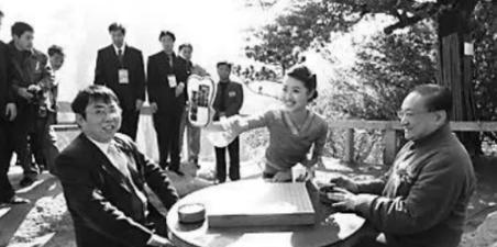 1983年，金庸设家宴款待聂卫平。保姆上了15只大闸蟹，聂卫平狼吞虎咽吃了13只
