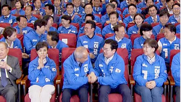 不需要看任何数据，只需要看
两党竞选团队表情已知大选结果？
国民力量呆若木鸡.