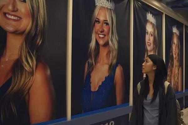 变成白人就更主流？新片《丹凤眼》探讨美国华裔身份与种族上的焦虑与挣扎

记者Ma