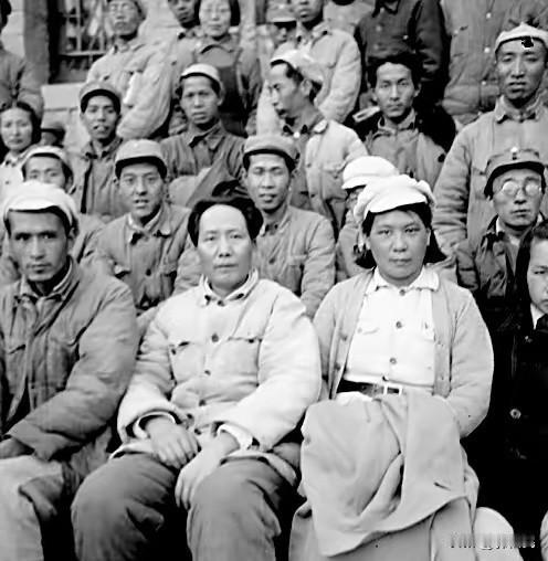 毛主席右手的这一位，是著名电影表演艺术家田方，他在电影《英雄儿女》中饰演的志愿军