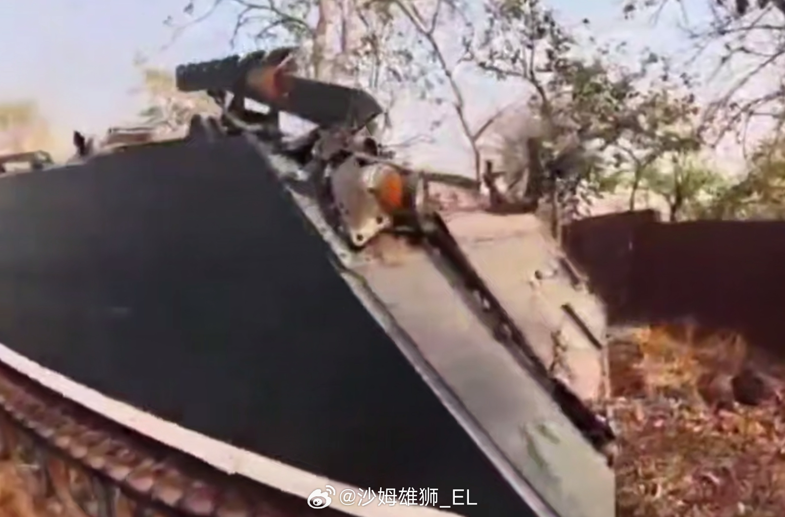 JNIM从贝宁军队手中抢了一辆M113，看起来那个从JNIM叛逃到IS的指挥官说