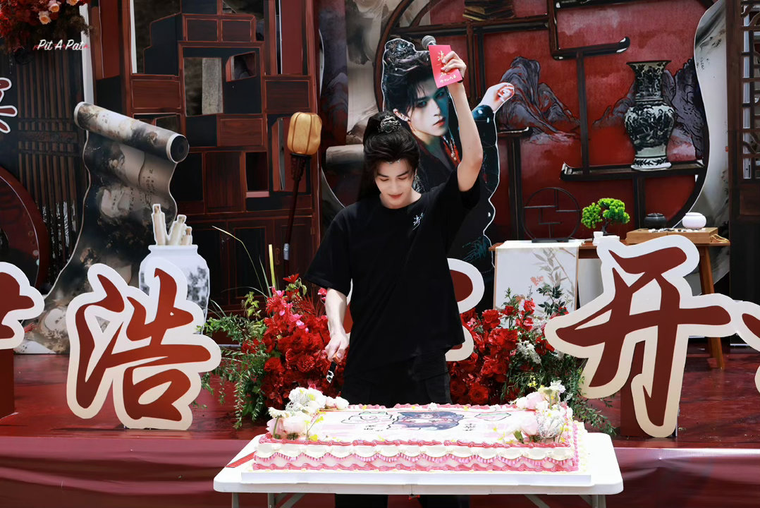 尹浩宇海棠春官宣尹浩宇海棠春开机应援官宣定角圆满落定，《海棠春》开机仪式顺利举办