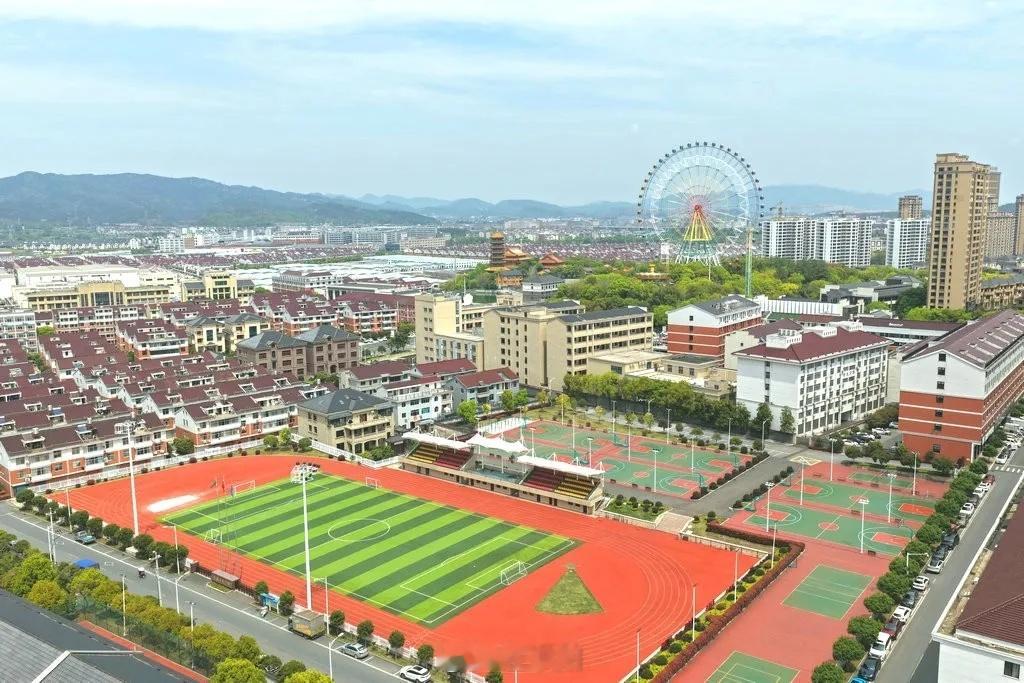 东阳身边事 近日，2026年高考成绩揭晓，花园高级中学传来振奋人心的喜讯。在普通